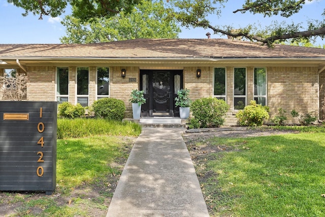 single story home featuring a front yard