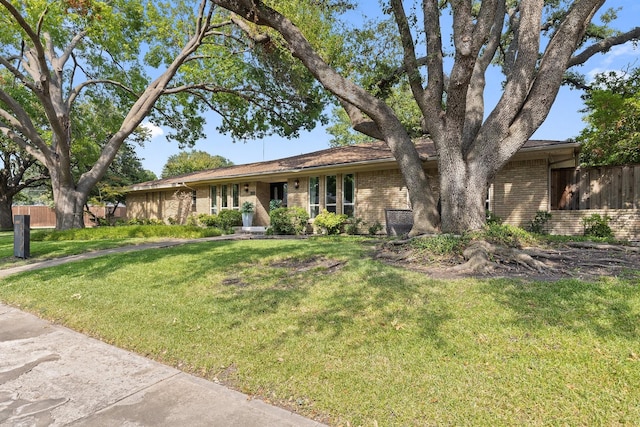 single story home featuring a front yard