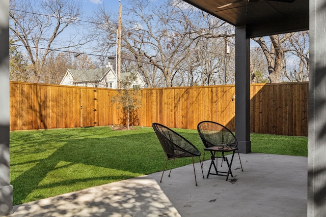 view of yard featuring a patio and ceiling fan