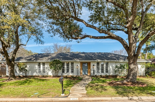 single story home featuring a front yard