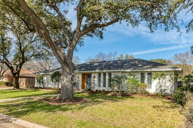 single story home with a front yard