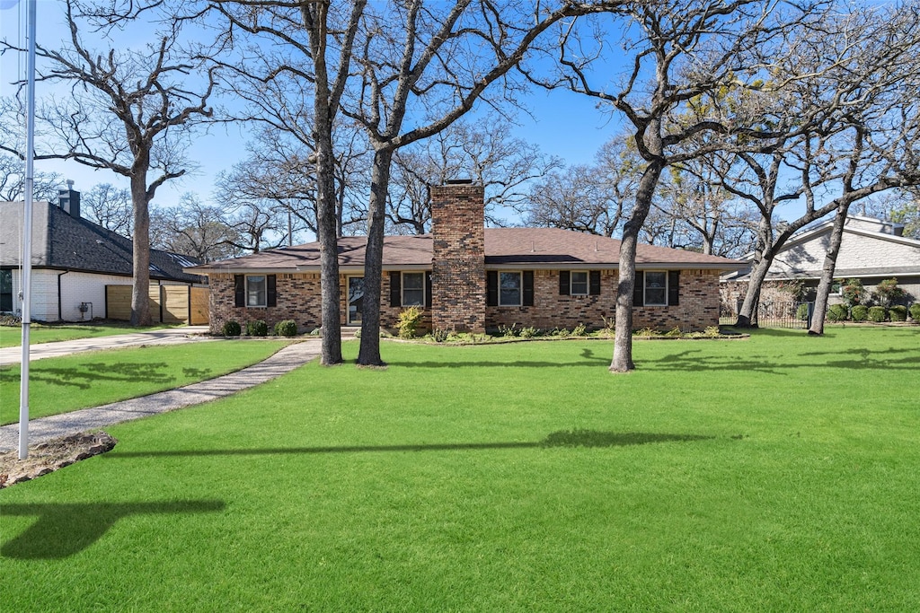 exterior space featuring a front yard