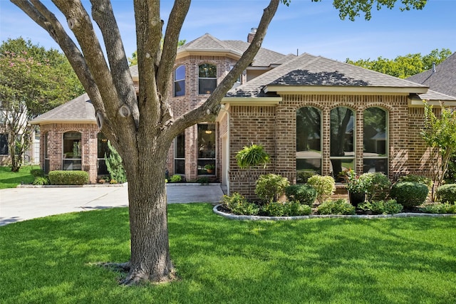 view of front of property featuring a front yard