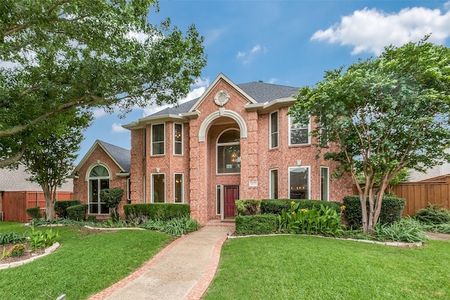 view of front of house featuring a front lawn