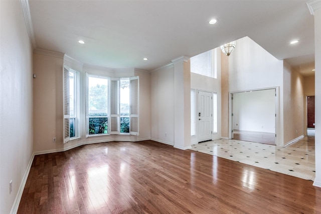 foyer featuring a notable chandelier, crown molding, and light hardwood / wood-style floors