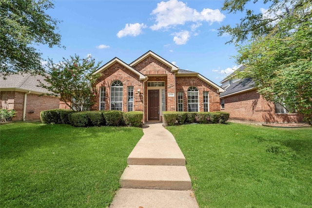 view of front of property featuring a front lawn