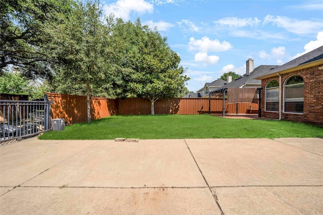 view of yard featuring a patio