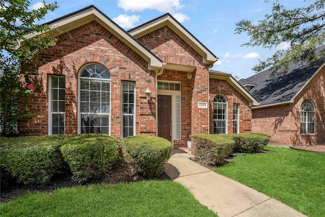 view of front of property featuring a front lawn