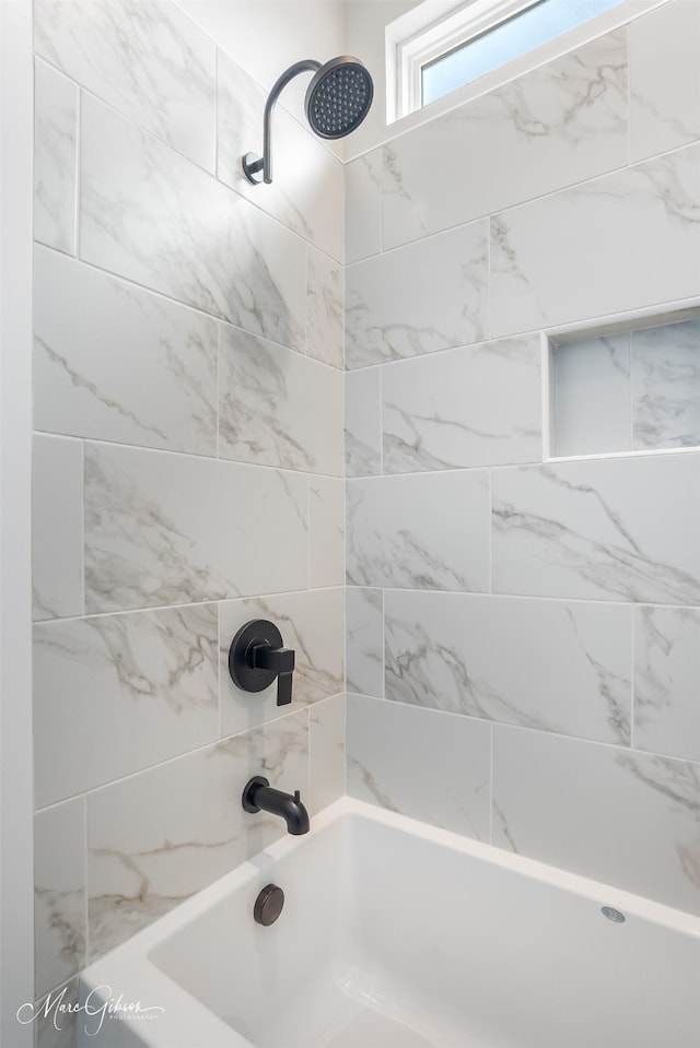 bathroom featuring tiled shower / bath combo