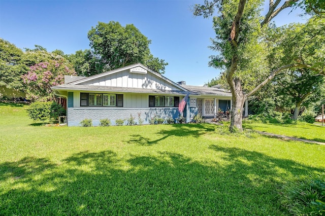 ranch-style home featuring a front lawn