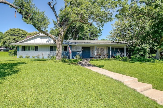 single story home featuring a front yard