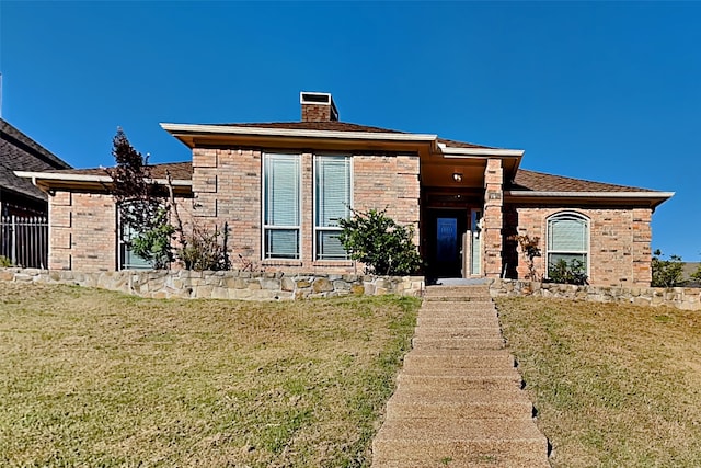 view of front of home featuring a front yard