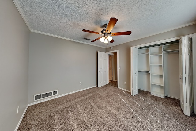 unfurnished bedroom featuring ceiling fan, a textured ceiling, a closet, and carpet floors