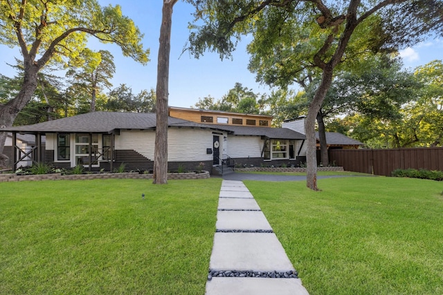 view of front of home featuring a front lawn