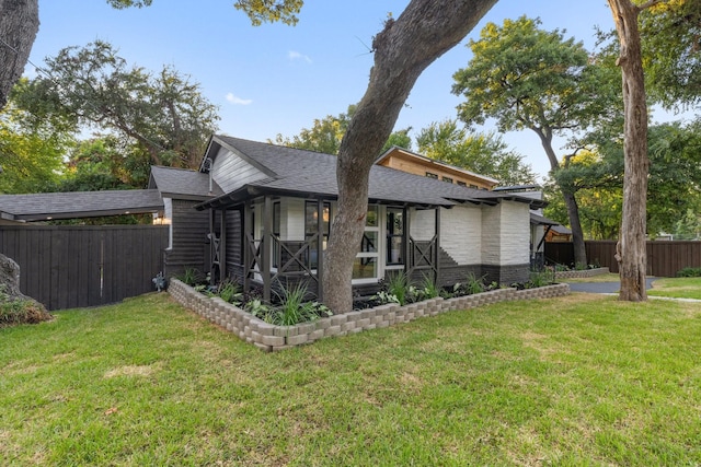 view of front facade featuring a front lawn