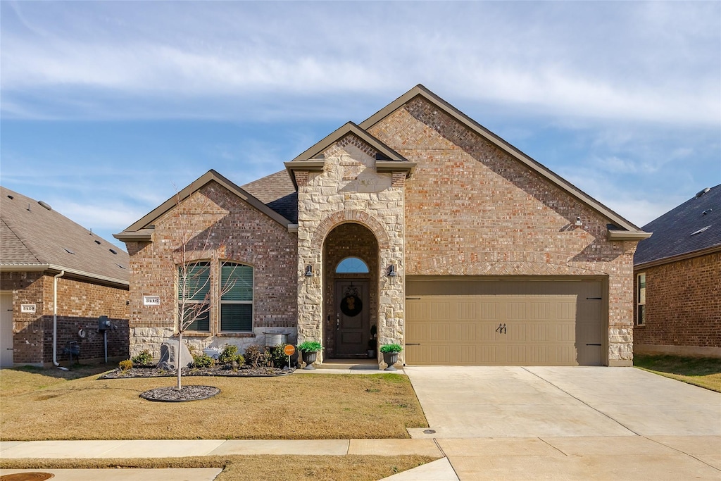 view of front facade featuring a garage