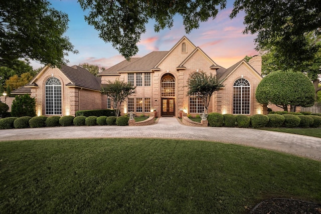 view of front of house featuring a yard