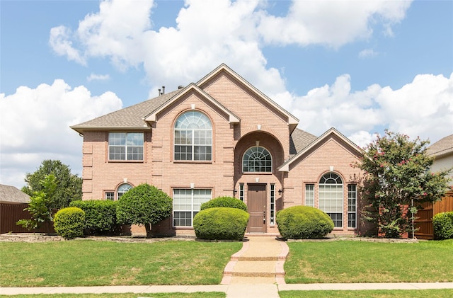 view of front of property featuring a front lawn