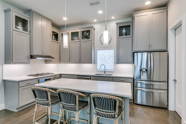 kitchen with sink, pendant lighting, gray cabinetry, and stainless steel appliances