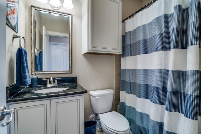 bathroom with toilet, a shower with shower curtain, and vanity