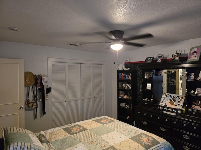 bedroom with a textured ceiling, ceiling fan, and a closet