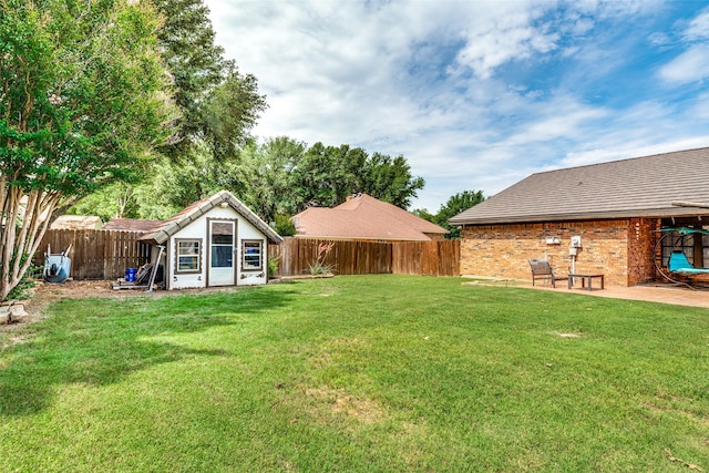 view of yard with an outdoor structure