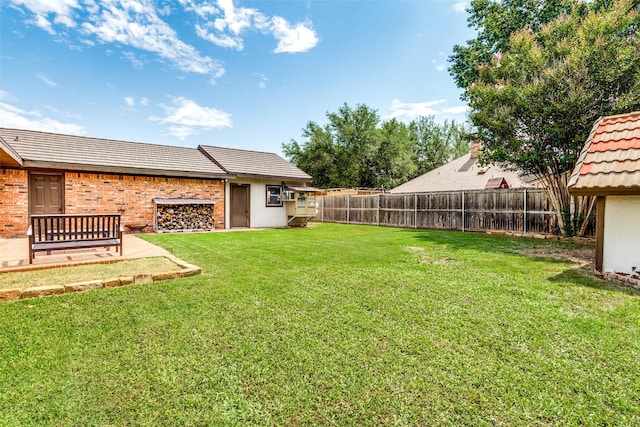 view of yard featuring a patio area