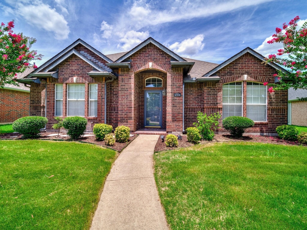 view of front facade featuring a front lawn