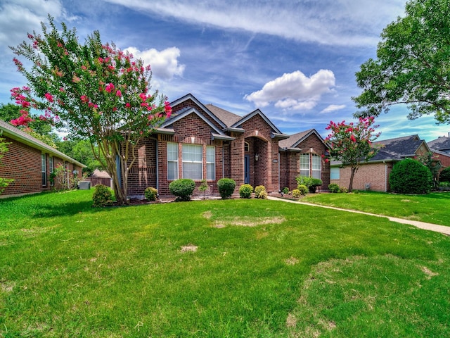 view of front of property with a front yard