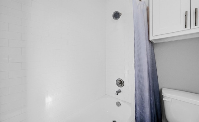 room details with shower / bath combo with shower curtain and toilet