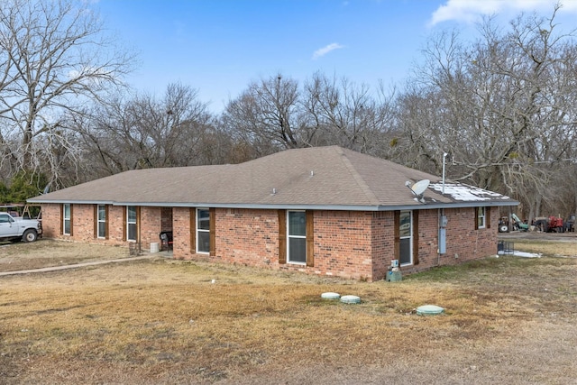 view of front of house featuring a front lawn