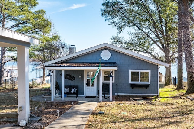 bungalow-style house featuring a front yard and covered porch