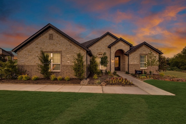 view of front of house featuring a lawn