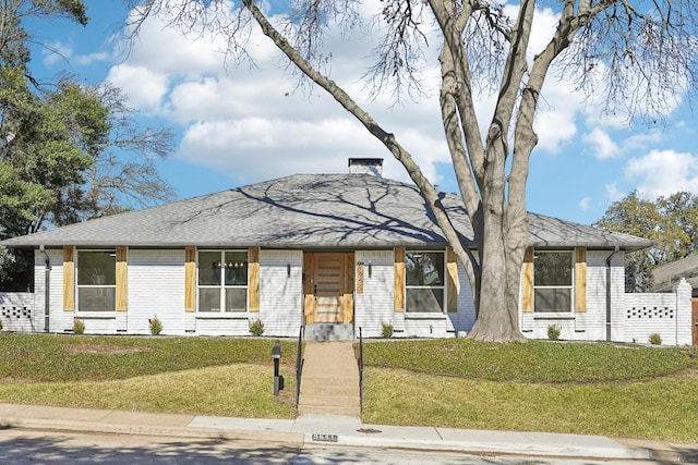 view of front of home with a front lawn