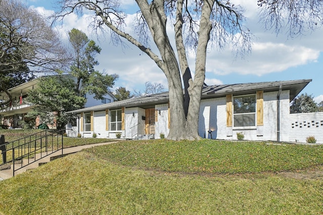 ranch-style house featuring a front lawn