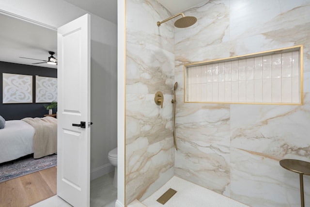 bathroom with ceiling fan, hardwood / wood-style floors, tiled shower, and toilet