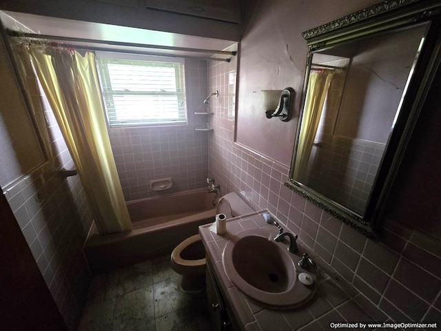 full bathroom featuring shower / bathtub combination with curtain, vanity, backsplash, tile walls, and toilet