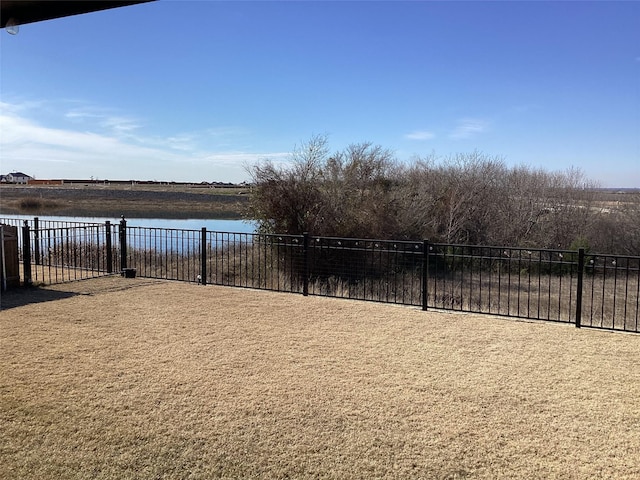 view of yard featuring a water view