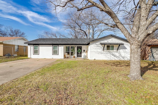 single story home with a front lawn