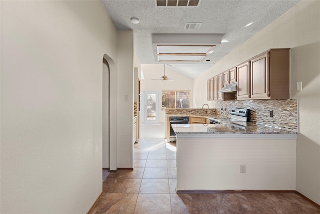 kitchen with kitchen peninsula, backsplash, stainless steel electric stove, vaulted ceiling, and sink