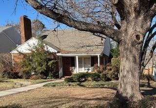 view of front facade featuring a front lawn