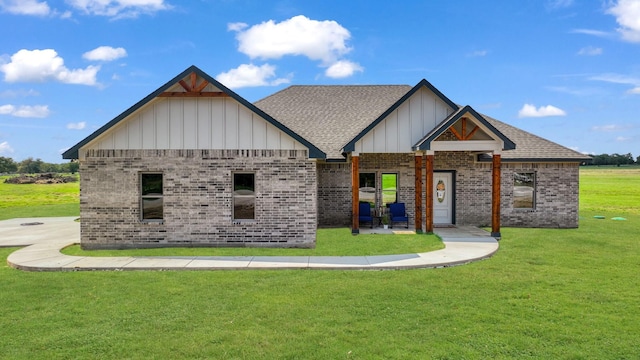 view of front facade featuring a front lawn