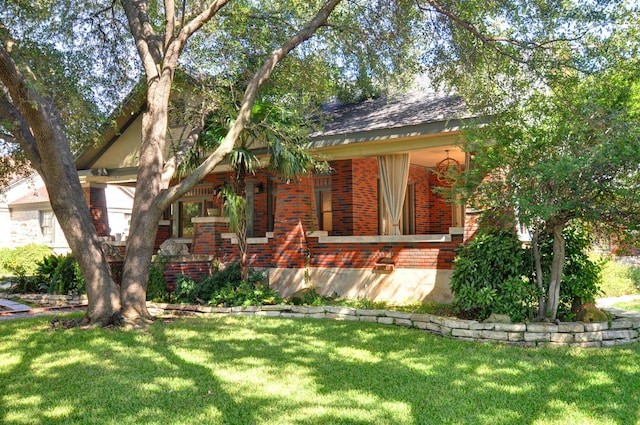 view of front facade featuring a front lawn