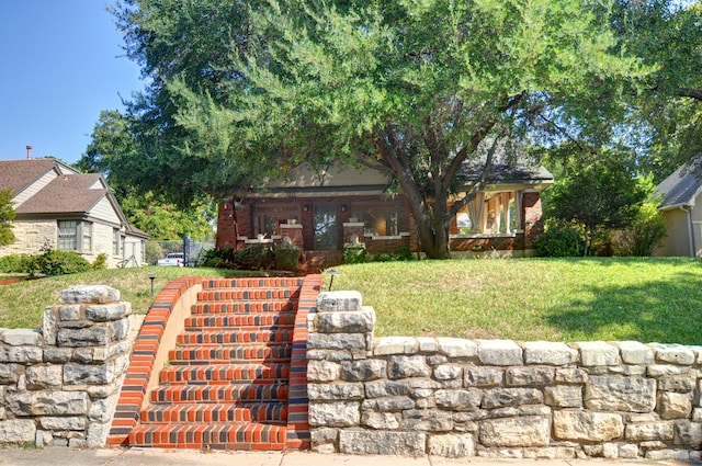 view of front facade featuring a front lawn