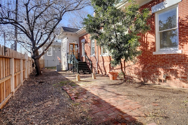 view of yard featuring a patio area