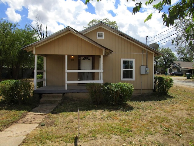 bungalow featuring a front yard