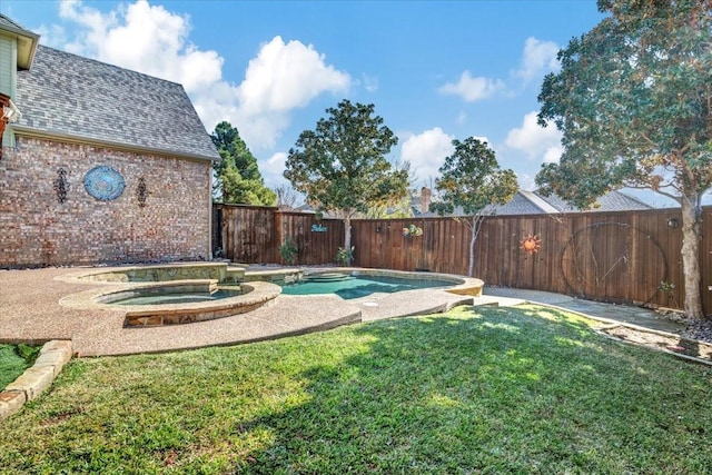 view of pool featuring an in ground hot tub and a yard