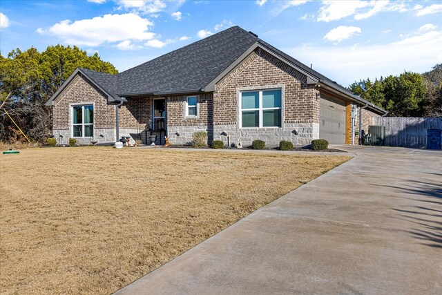 view of front facade featuring a front lawn