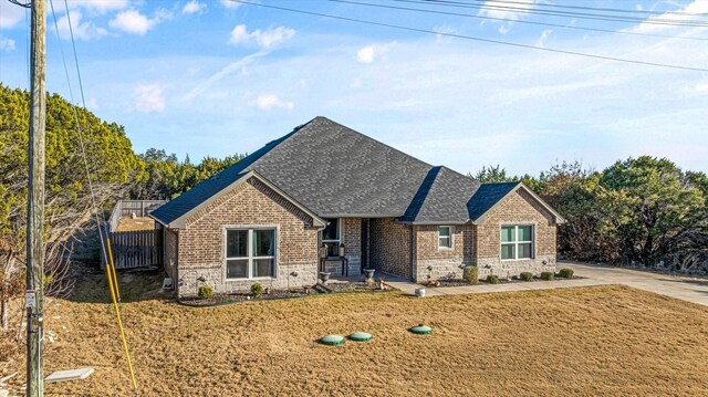 view of front of house featuring a front yard