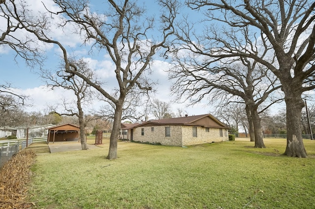 view of yard with an outdoor structure